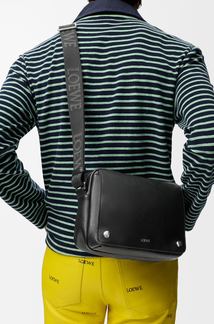 LOEWE Pebble messenger moyen en cuir de veau grainé souple Noir