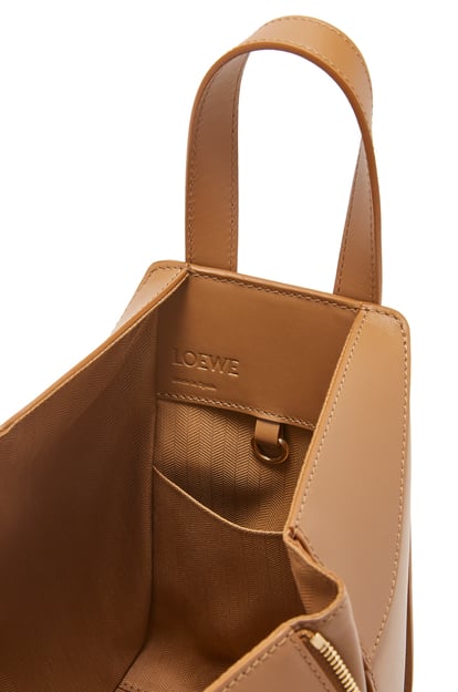 LOEWE Compact Hammock bag in satin calfskin 橡木色 plp_rd
