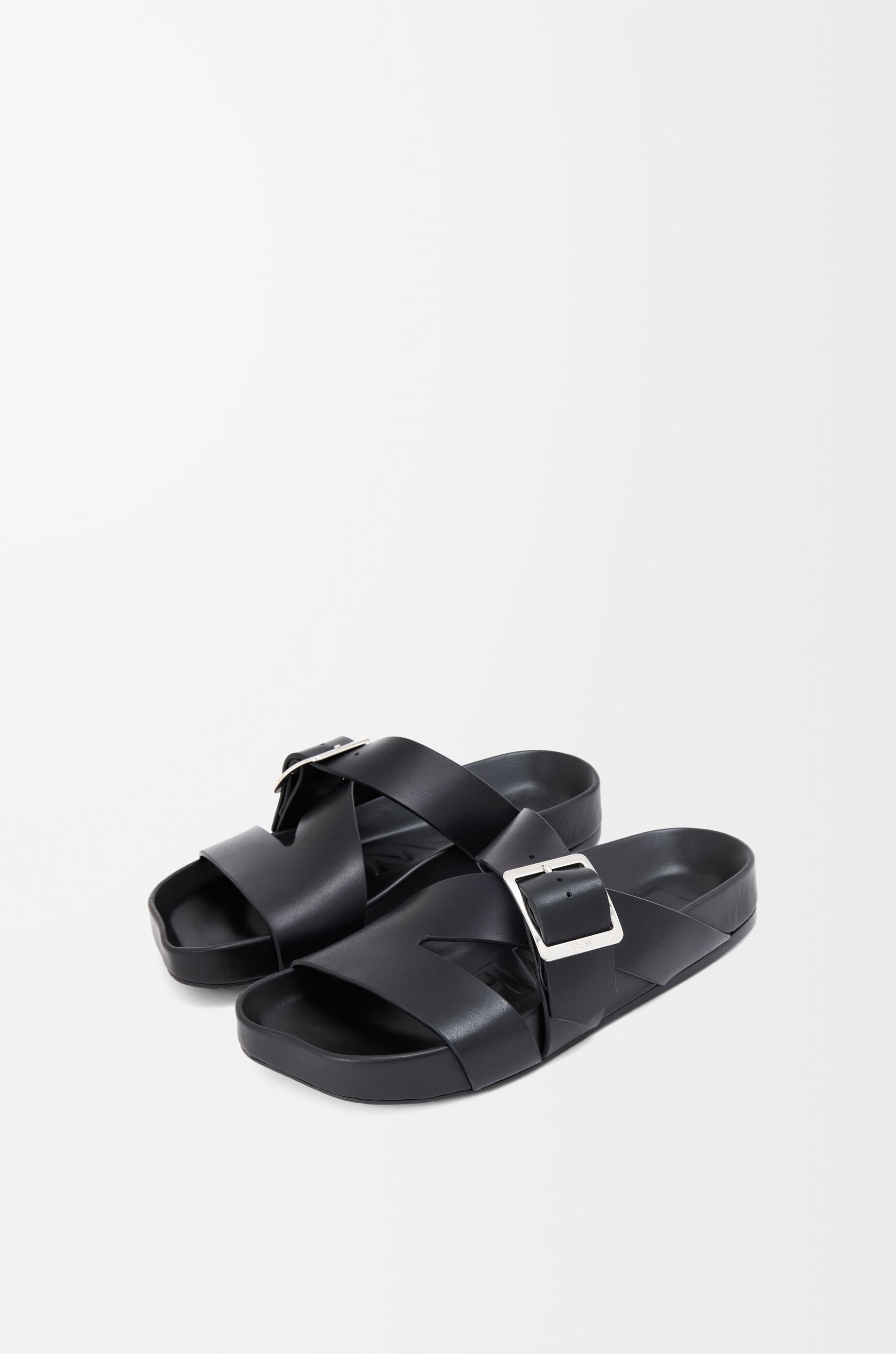 優雅さと快適さを一足に【LOEWE】イーズ バックル スライド*上質 Ease Buckle slide in vegetable-tanned calfskin Black - LOEWE