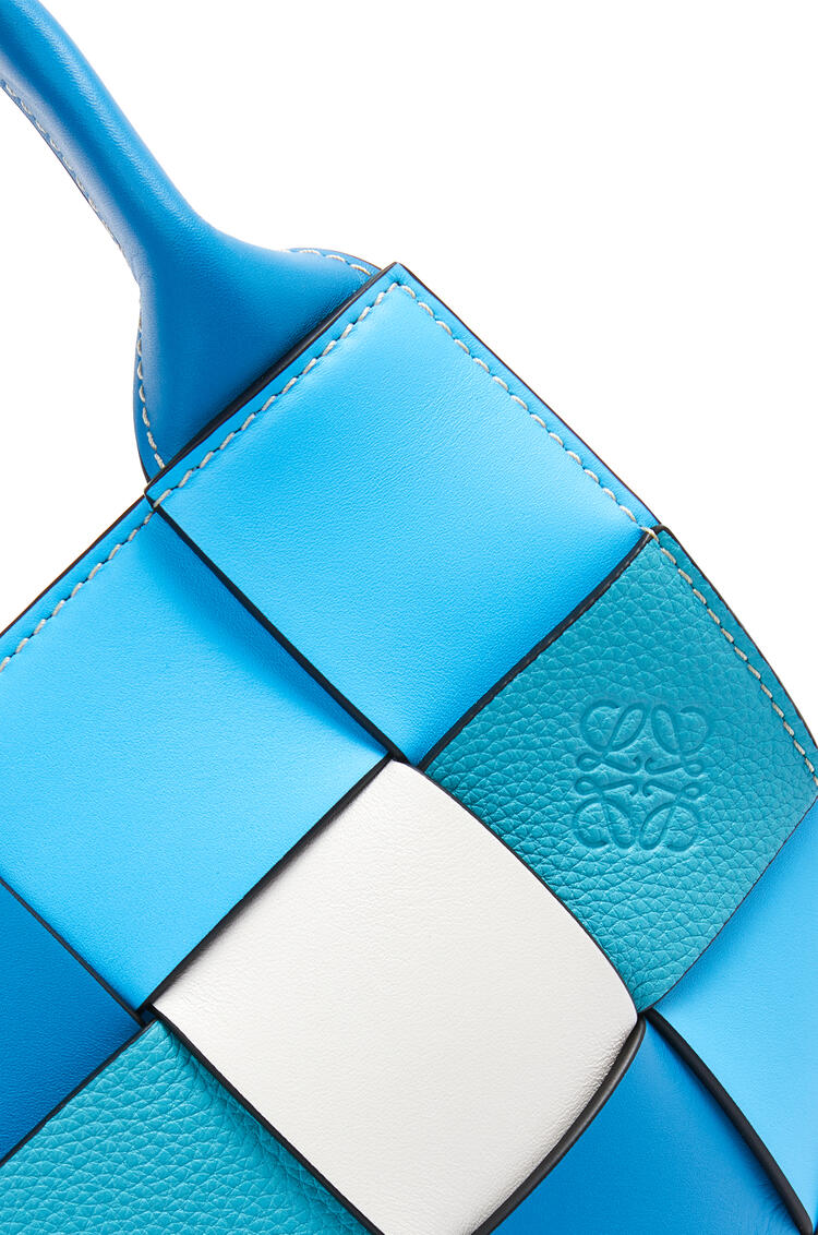 LOEWE Bolso pequeño Surplus Leather Woven Basket en piel de ternera Azul/Azul pdp_rd