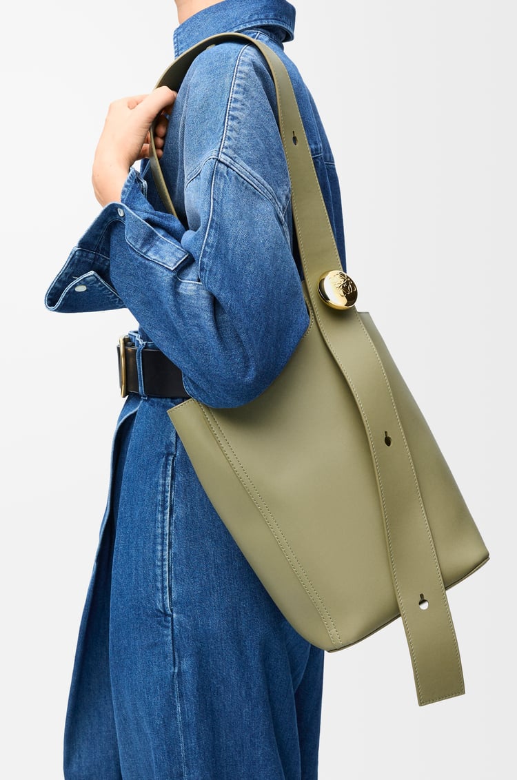 LOEWE ペブル バケットバッグ ミディアム（スムースカーフ） ユーカリグリーン