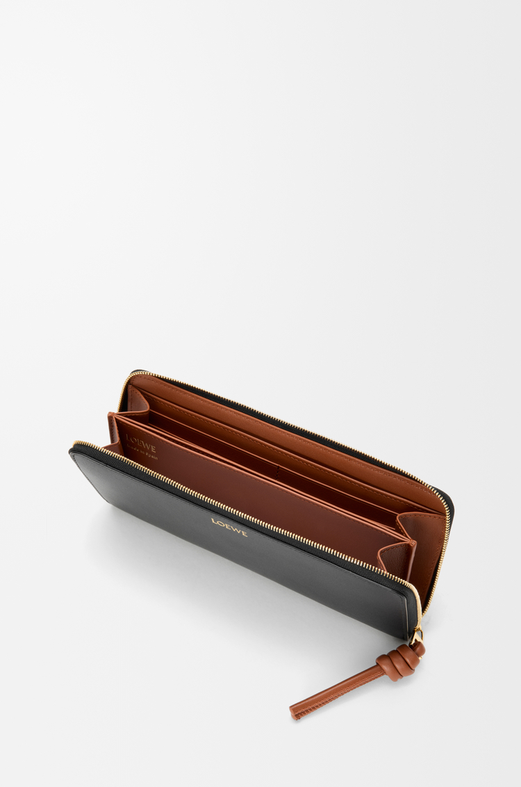 LOEWE Portafoglio con zip Knot in nappa di vitello lucida Nero / Scoiattolo