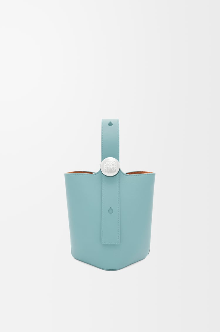 LOEWE 迷你平滑小牛皮 Pebble 水桶包 水色
