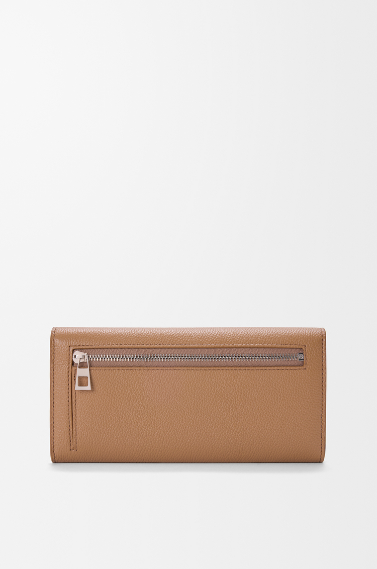LOEWE Cartera continental Pebble en piel de ternera graneada mini Moca