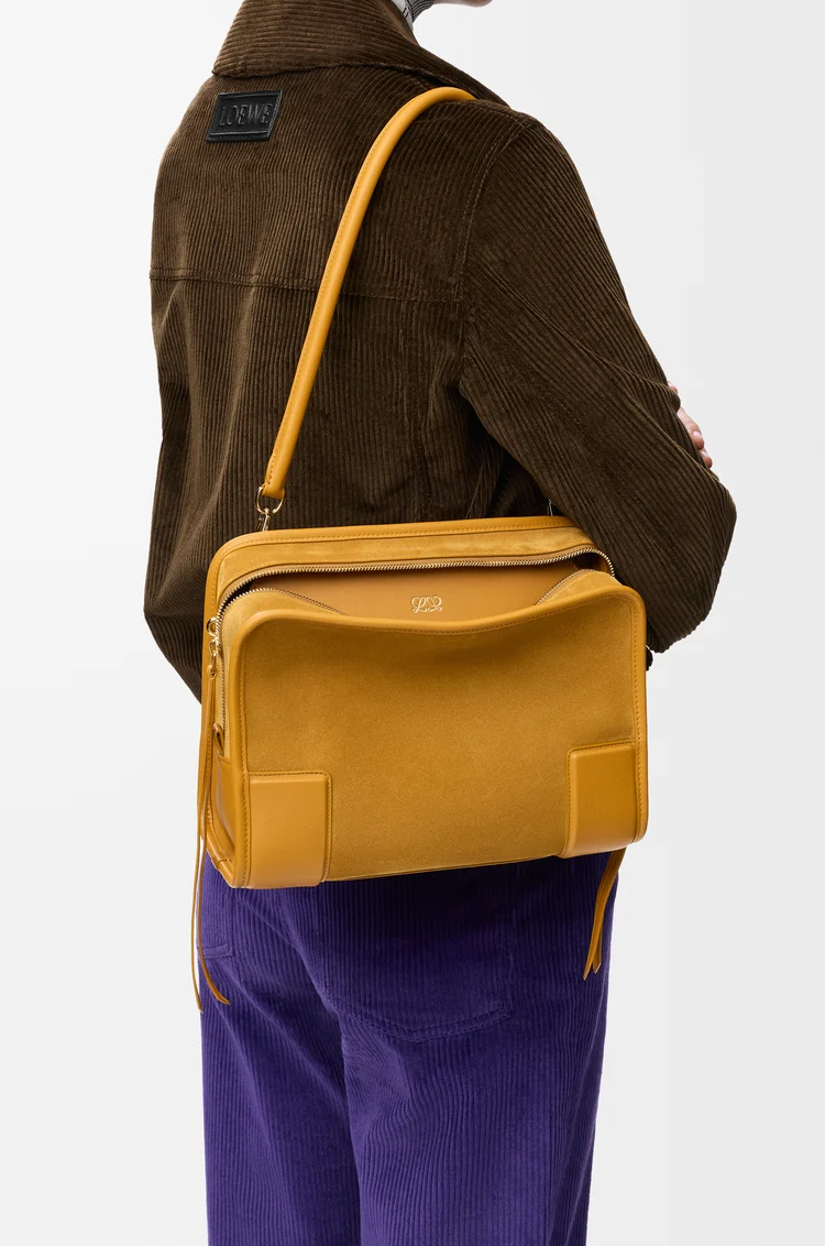 LOEWE Sac Amazona 180 moyen en cuir velours Ocre