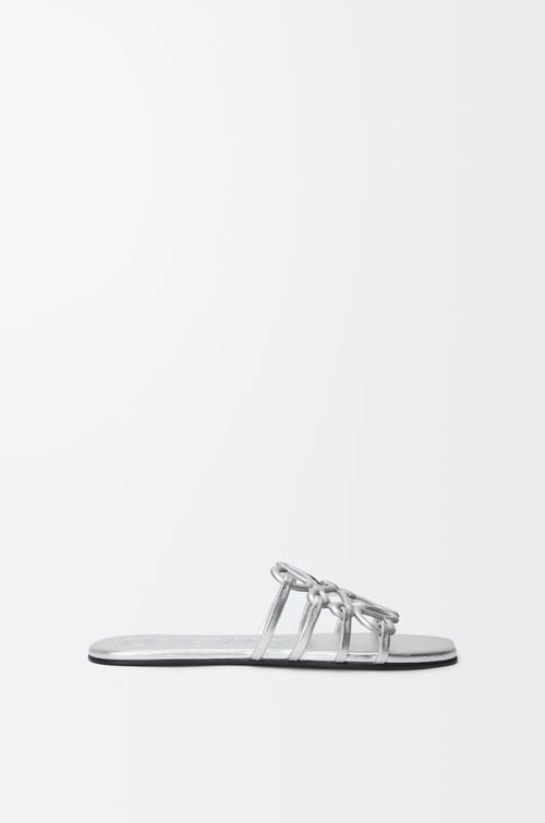 LOEWE Mules Petal Anagram en cuir d'agneau laminé Argent