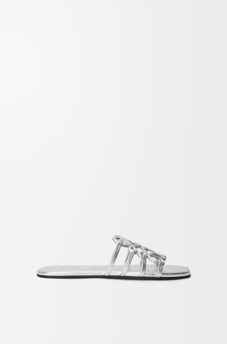 LOEWE Mules Petal Anagram en cuir d'agneau laminé Argent