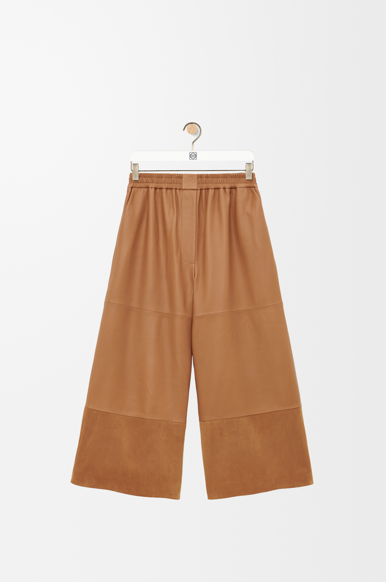 LOEWE Pantalón cropped en piel napa de cordero y ante de piel de cabra Toffee