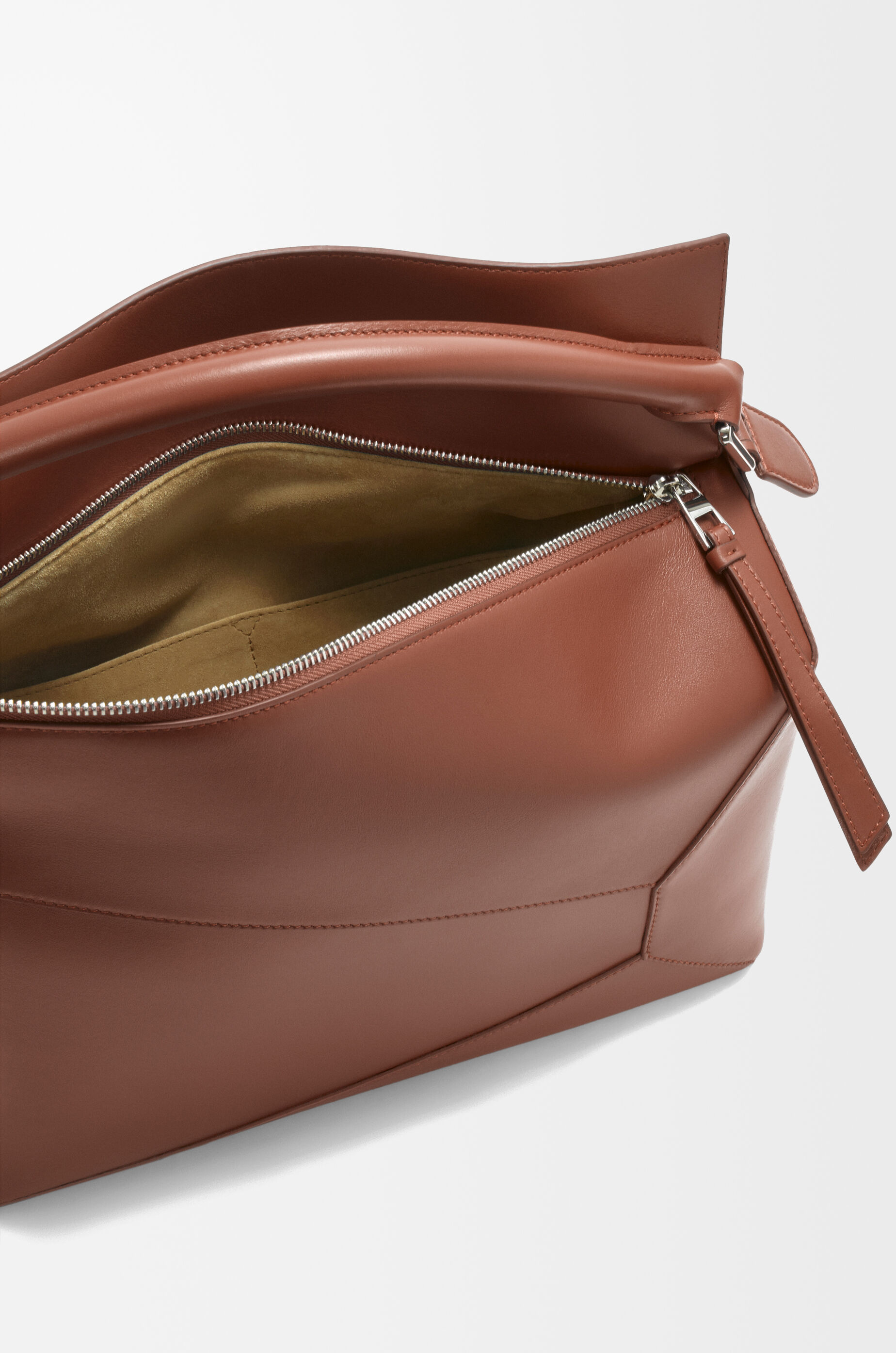 パズルバッグ ラージ（シャイニーカーフ） レッド - LOEWE