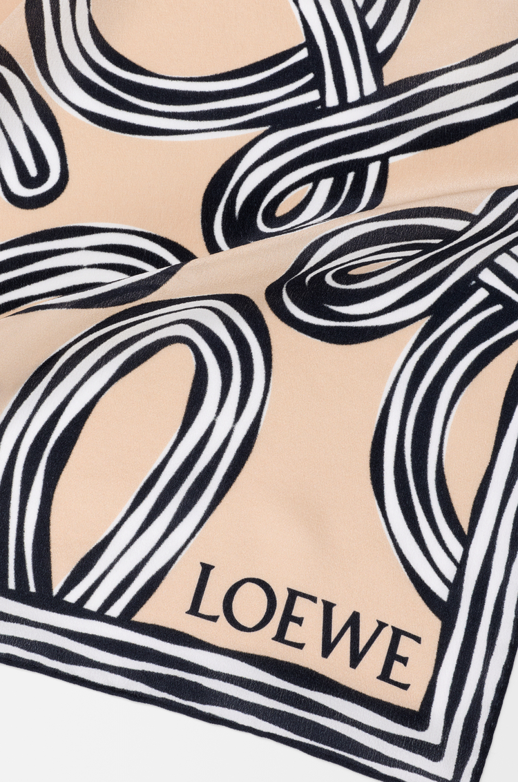 LOEWE Pañuelo en seda Beige/Negro