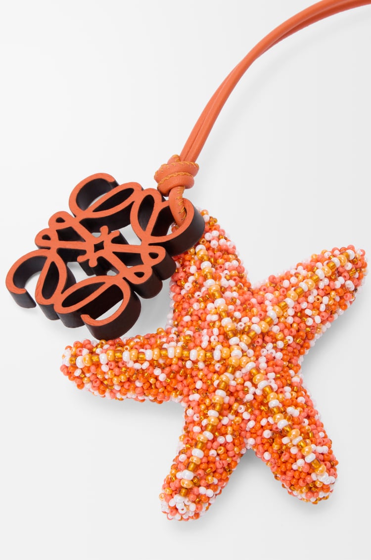 LOEWE Charm Star Anagram en piel de ternera con cuentas Naranja
