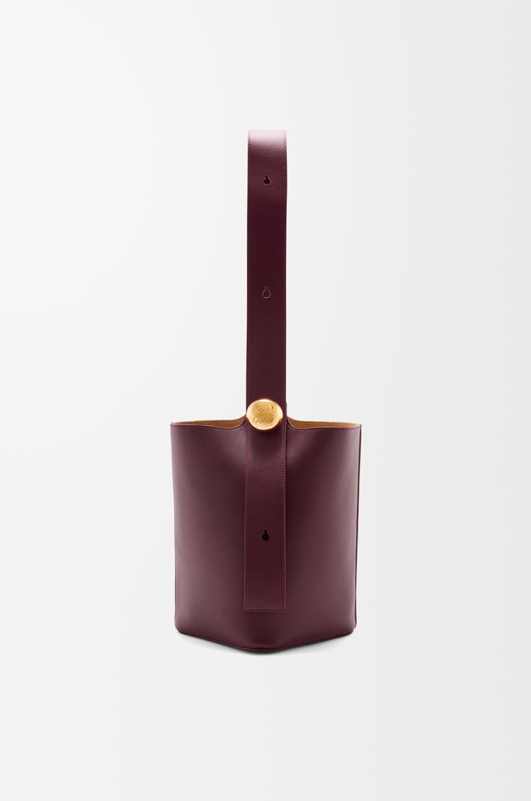 LOEWE Bolso Pebble Bucket mediano en piel de ternera Burdeos Oscuro