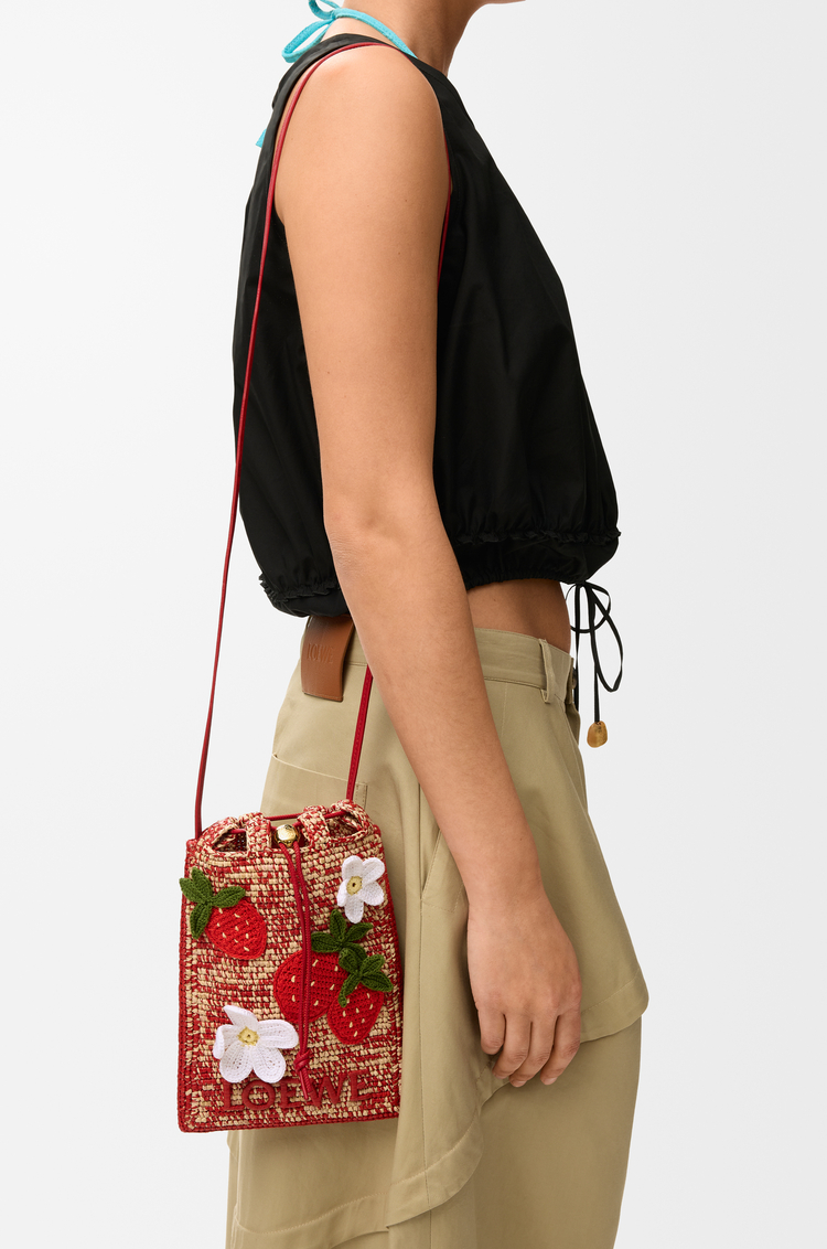 LOEWE 经典牛皮革和拉菲草草莓抽绳小袋 Multicolor Red