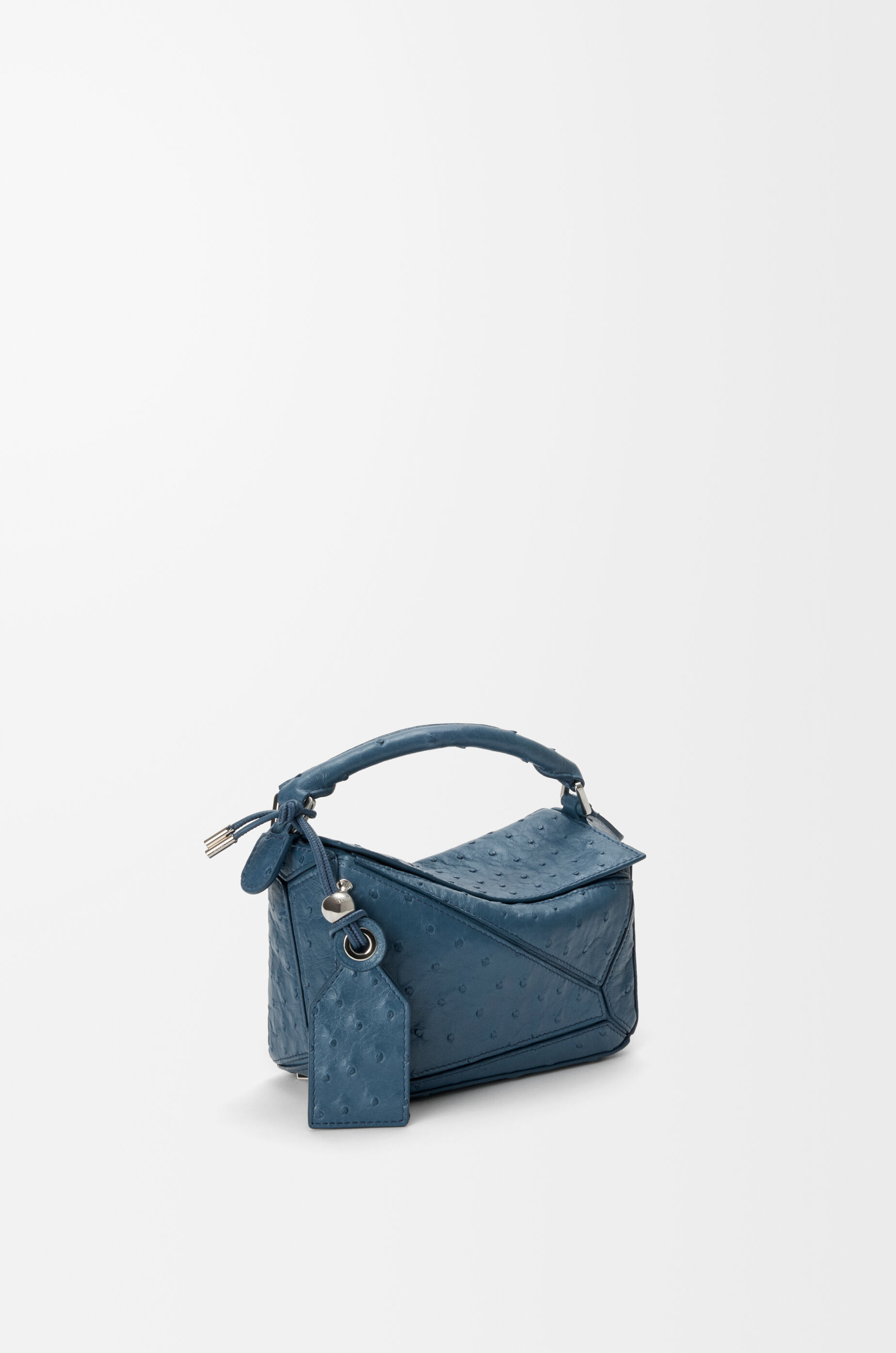 本日限定価格　LOEWE　ハンドバッグ　ミニサイズ　オーストリッチ　ナッパレザー フェザーライト パズルバッグ ミニ（オーストリッチ） ブルー - ロエベ