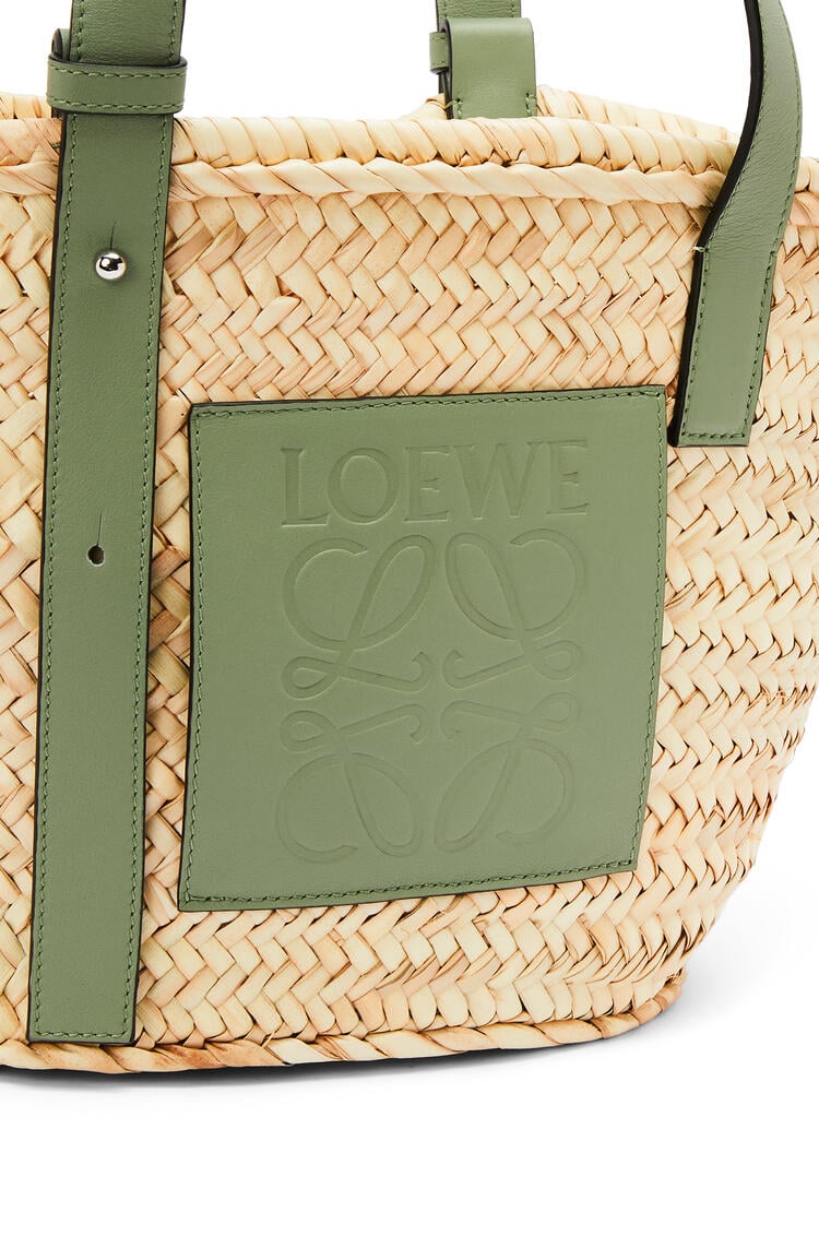 LOEWE Basket bag in palm leaf and calfskin Natural/Rosemary pdp_rd