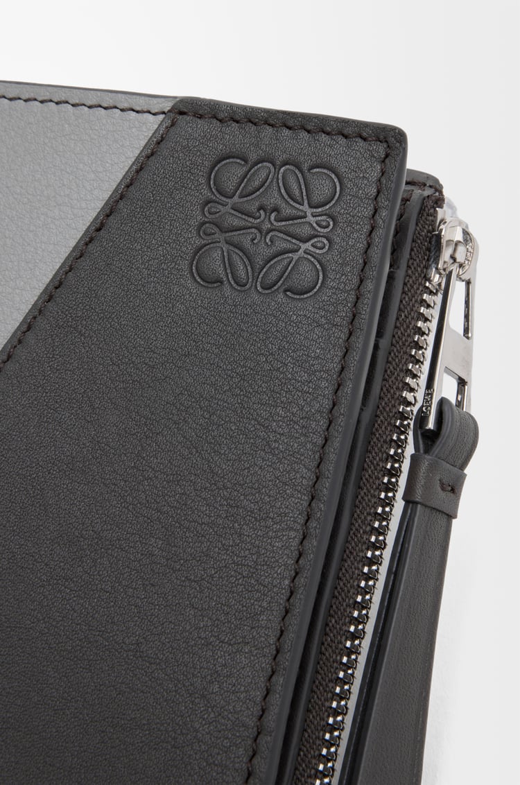 LOEWE 퍼즐 슬림 컴팩트 지갑 - 클래식 카프스킨 Asphalt Grey/Storm Blue