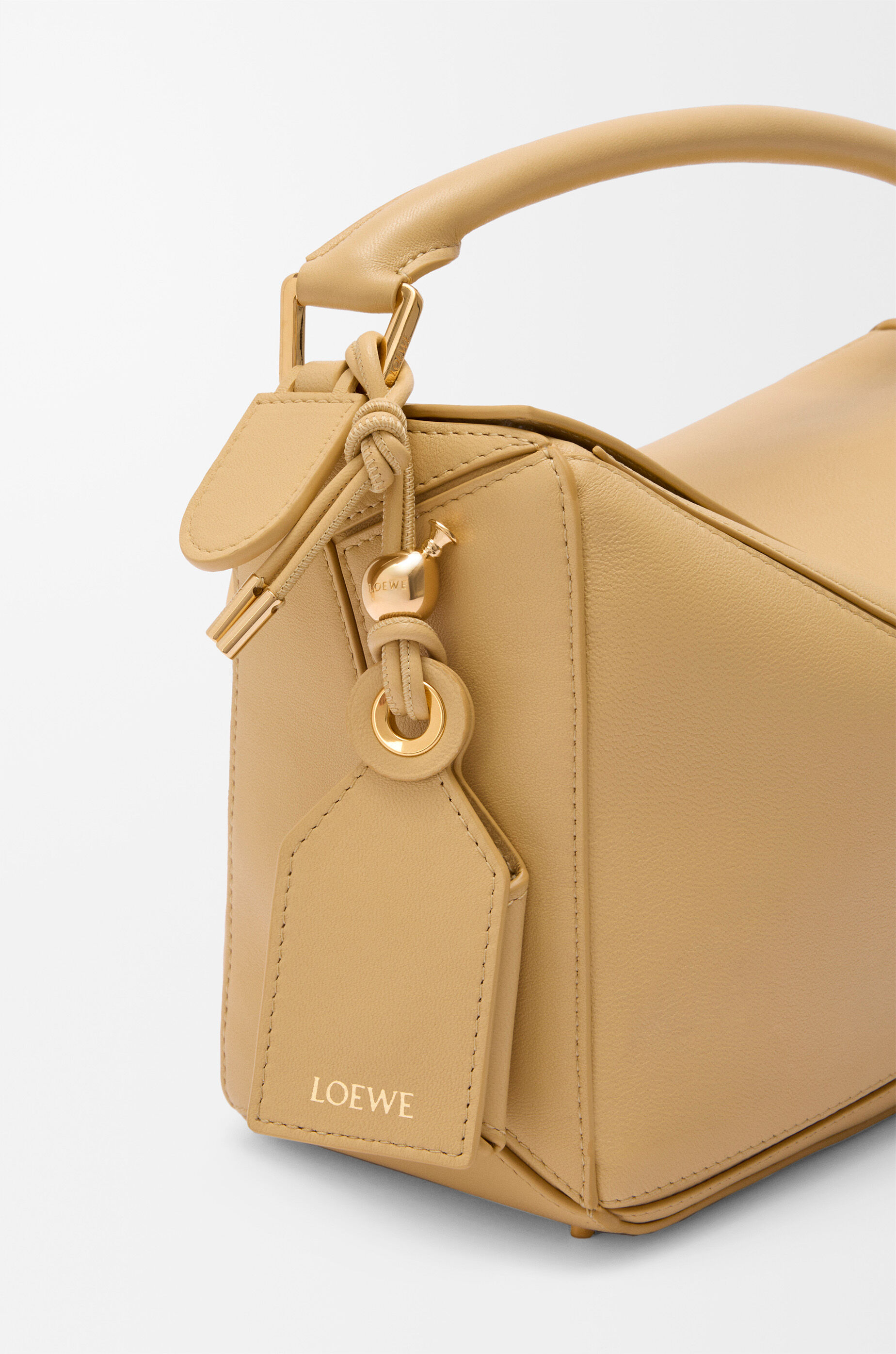 LOEWE フェザーライト パズルバッグ スモール（ナパラム） ダークバター