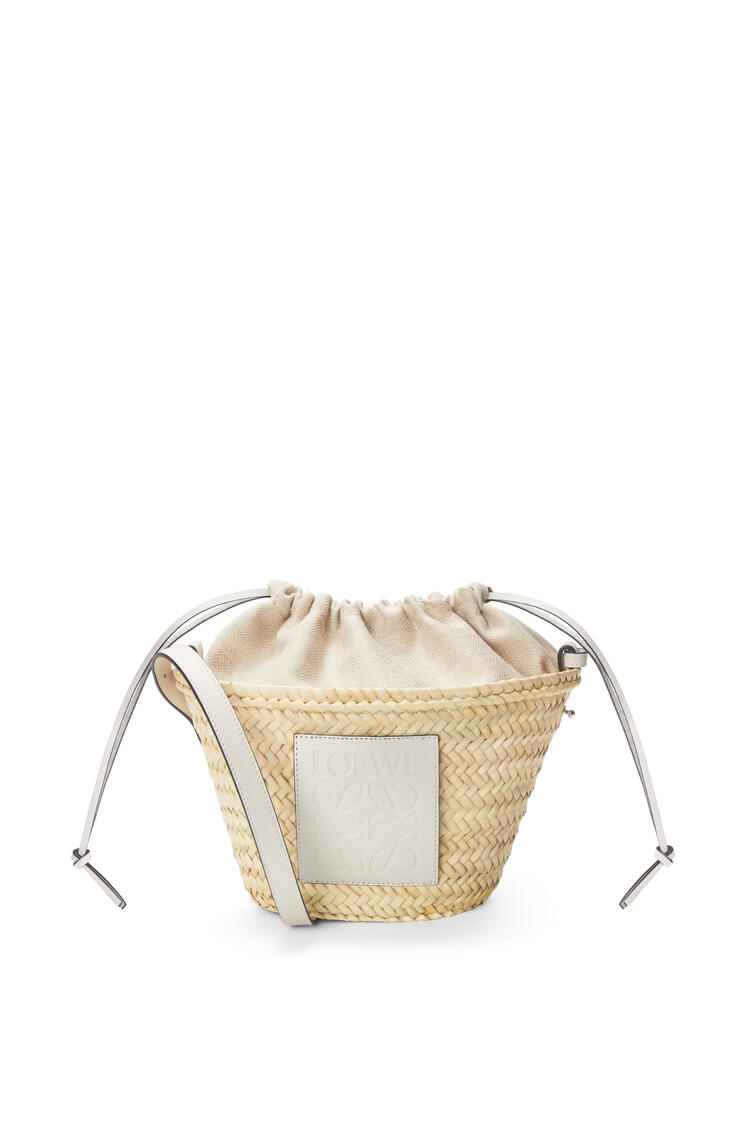 LOEWE Drawstring bucket bag in palm leaf and calfskin Natural/White