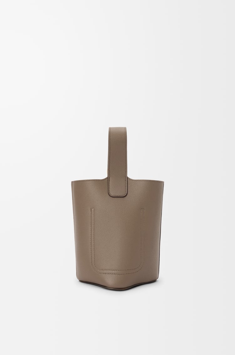 LOEWE ぺブル バケットバッグ ミニ（ソフトグレインカーフ） トープ