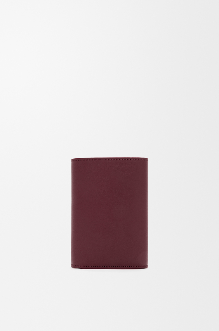 LOEWE Cartera vertical pequeña Pebble en piel napa de ternera Burdeos