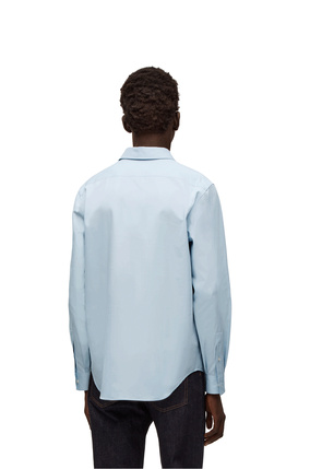 LOEWE Camisa en algodón con anagrama en relieve Azul Claro