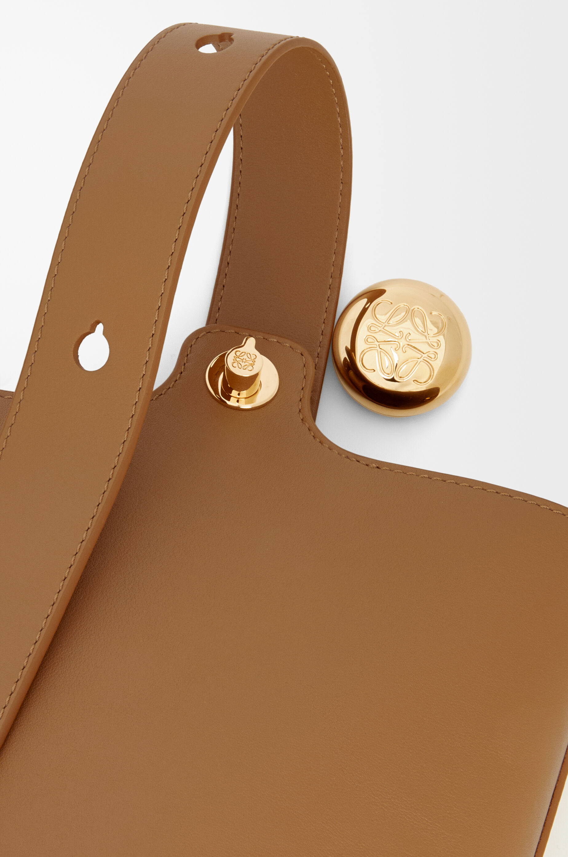 LOEWE ペブル バケットバッグ ミニ（スムースカーフ） オーク