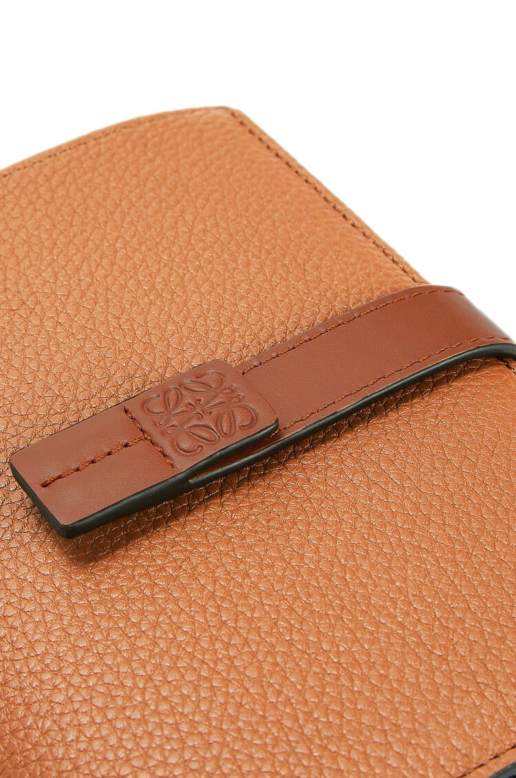 LOEWE Medium vertical wallet in soft grained calfskin Light Caramel/Pecan pdp_rd