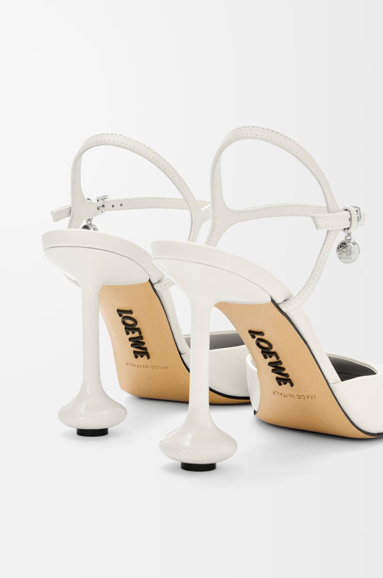 LOEWE Zapato de salón con tira en el tobillo en piel de cordero Blanco Anthurium