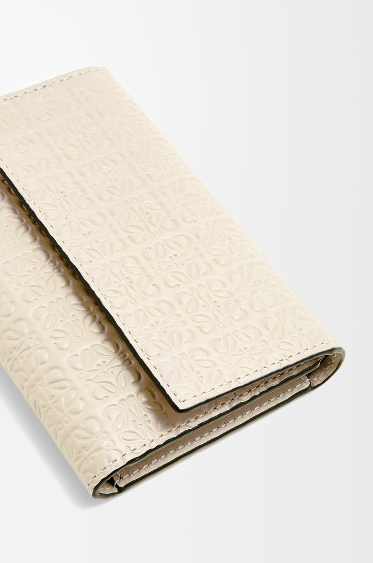LOEWE Cartera vertical pequeña Repeat en piel de ternera sedosa grabada Avena Claro