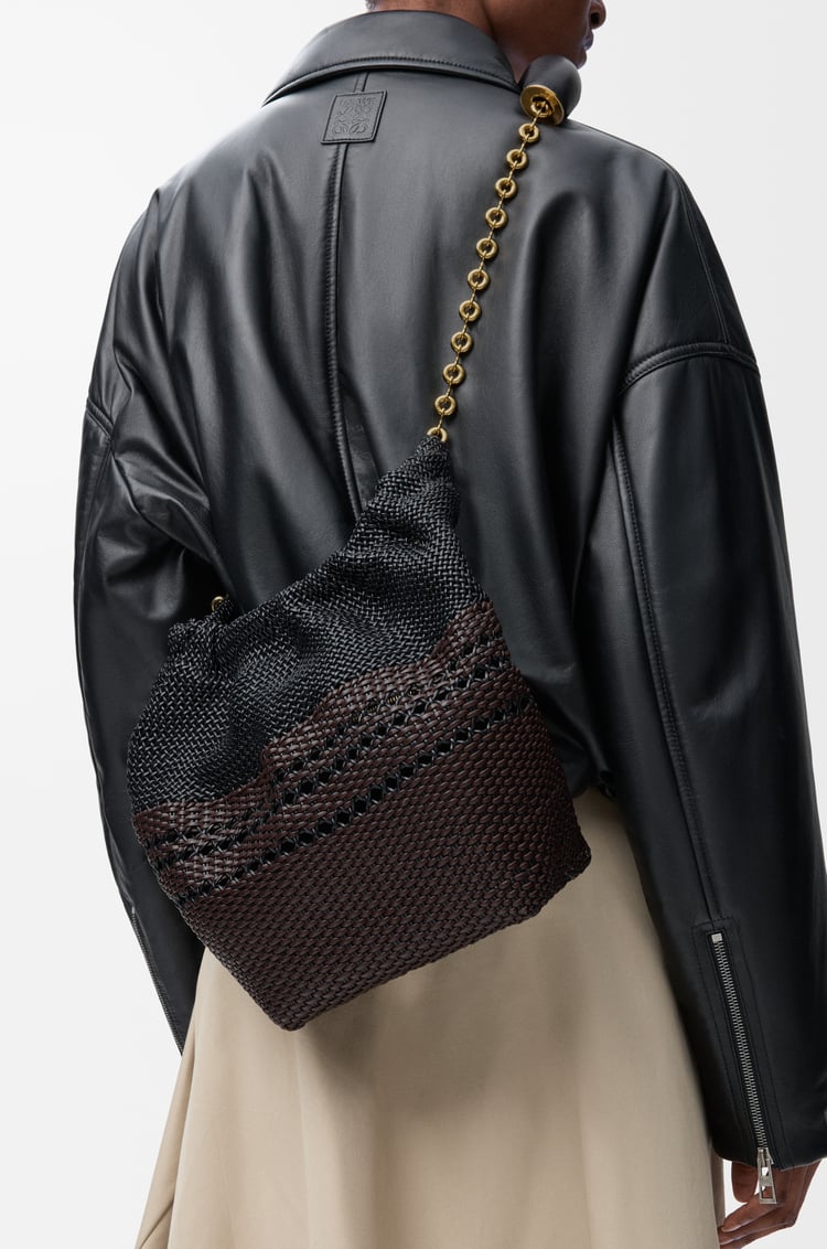 LOEWE Borsa Squeeze piccola in nappa di vitello intrecciata Nero/Marrone