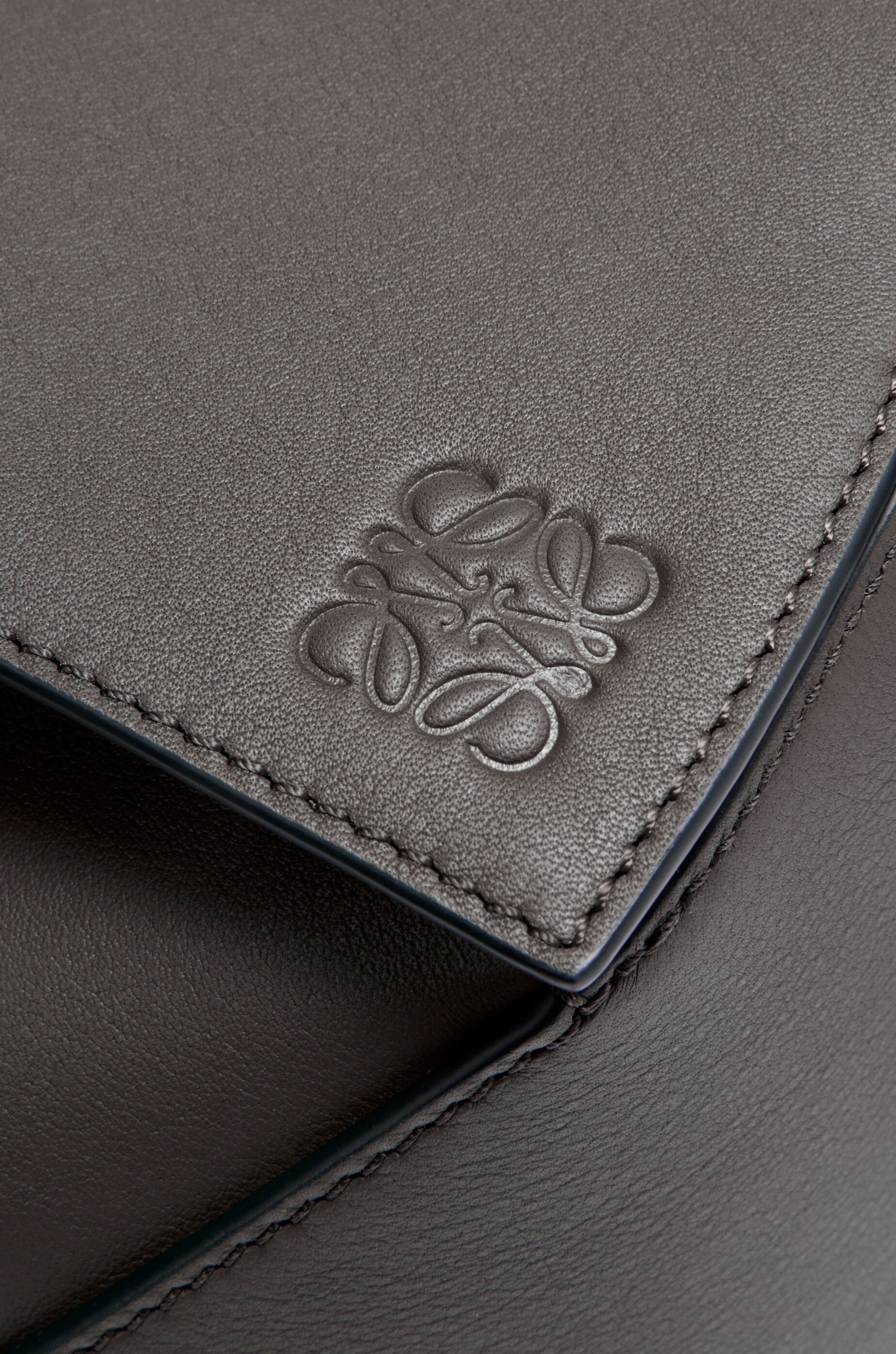 パズル バムバッグ スモール（クラシックカーフ） グレー - LOEWE