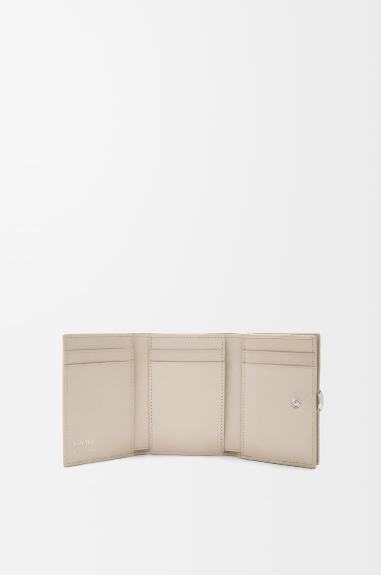 LOEWE ペブル トライフォールド ウォレット（ペブルグレインカーフ） ライトゴースト
