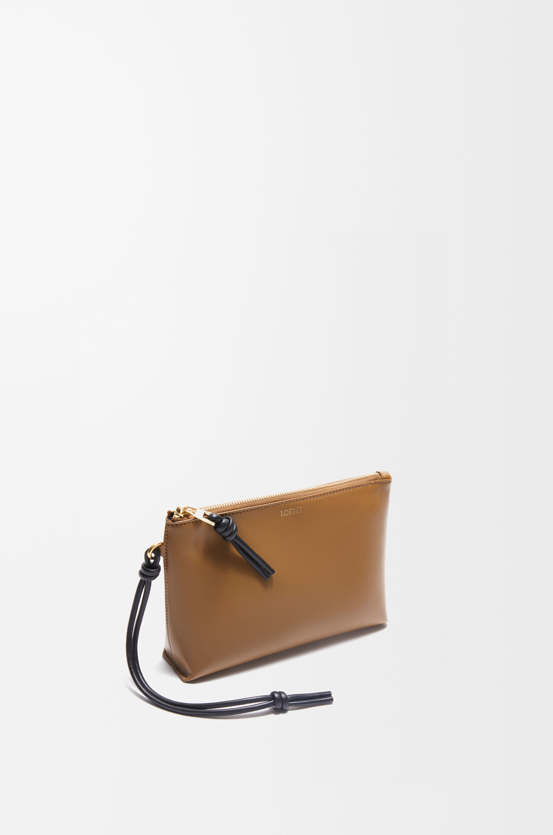 ノット Tポーチ(シャイニーナパカーフ) ブラウン - LOEWE ノット Tポーチ(シャイニーナパカーフ) ブラウン - LOEWE