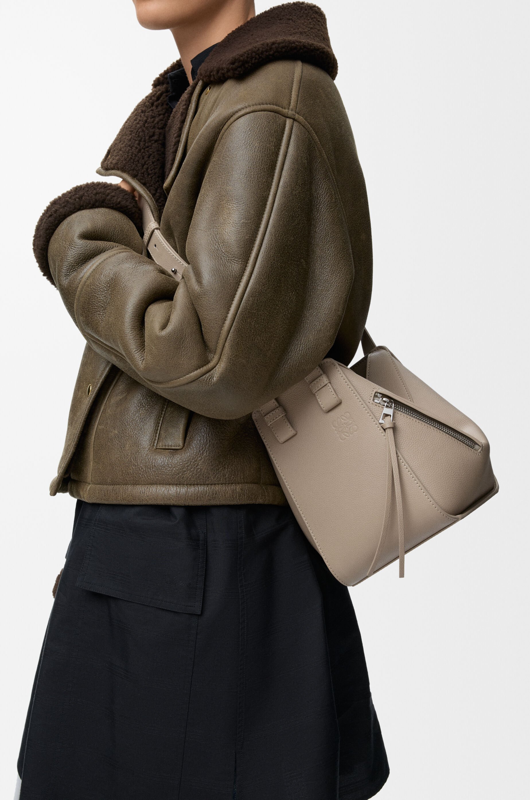 ハンモックバッグ コンパクト（ソフトグレインカーフ） ブラウン - LOEWE