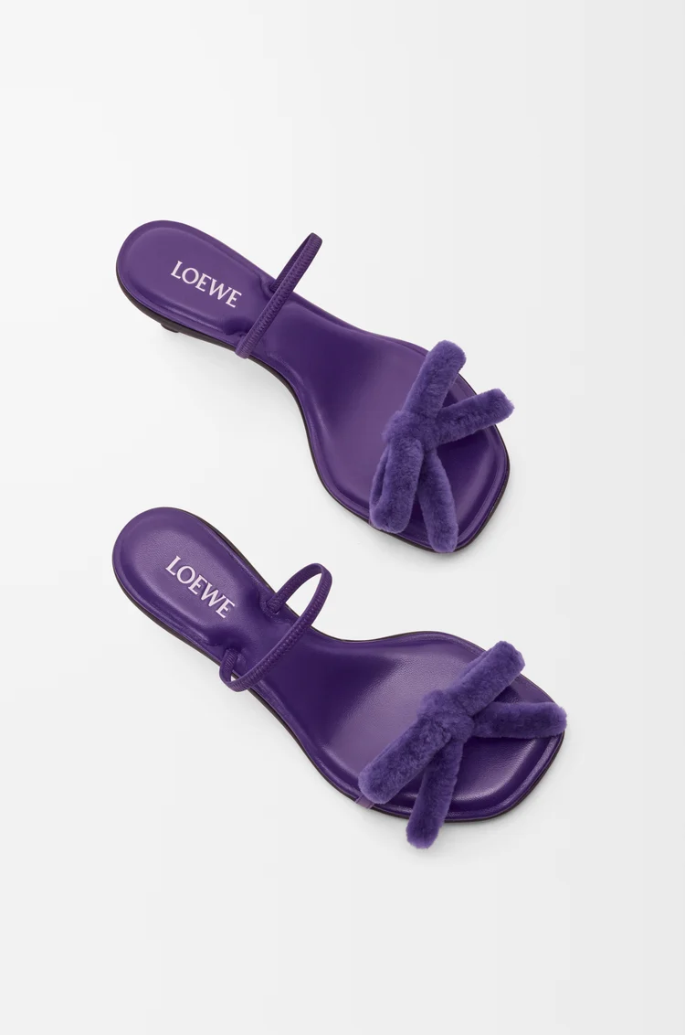 LOEWE Sandales Mimi Bow en cuir d'agneau nappa et peau lainée Deep Purple