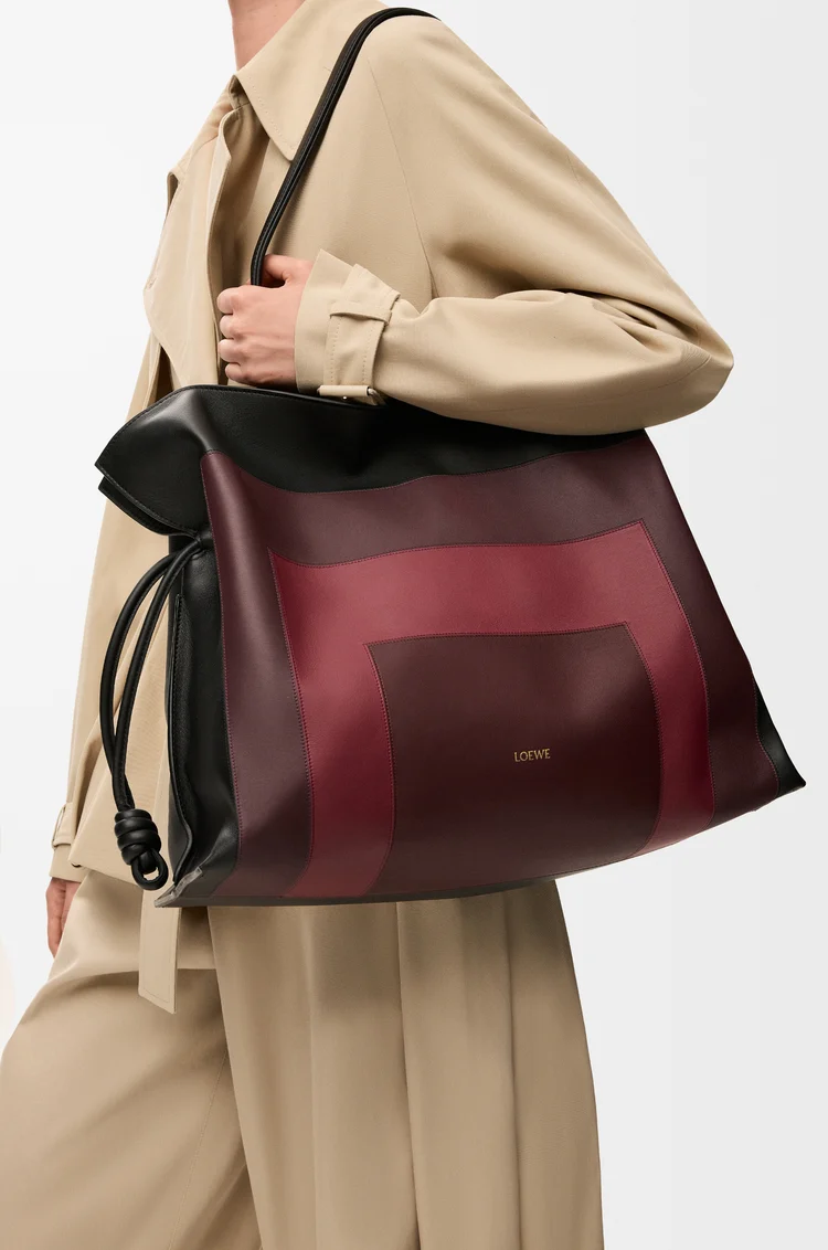 LOEWE XL Flamenco Clutch aus Nappa-Kalbsleder Black/Burgundy