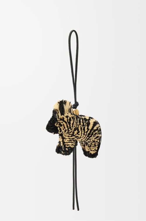 LOEWE Charm en forma de cebra en rafia y piel de ternera Natural/Negro