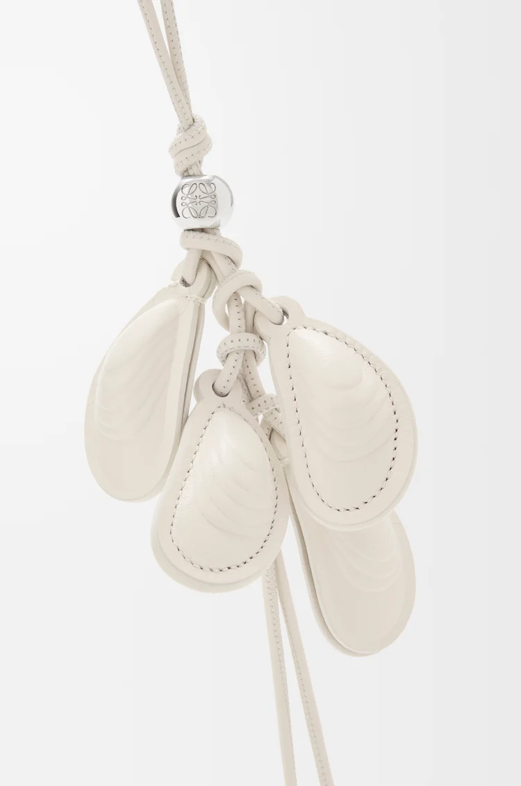 LOEWE Charm de multiconchas en piel Blanco
