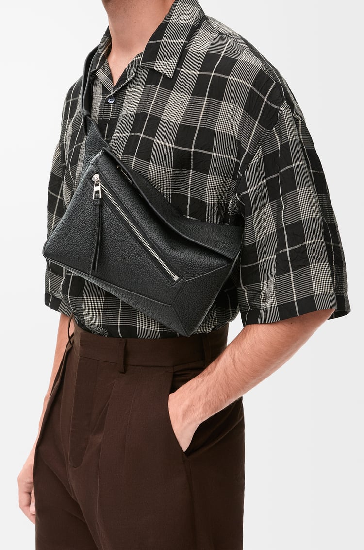 LOEWE Riñonera Puzzle pequeña en piel de ternera Negro