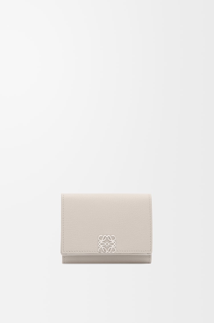 LOEWE アナグラム トライフォールド ウォレット（ペブルグレインカーフ） ライトゴースト