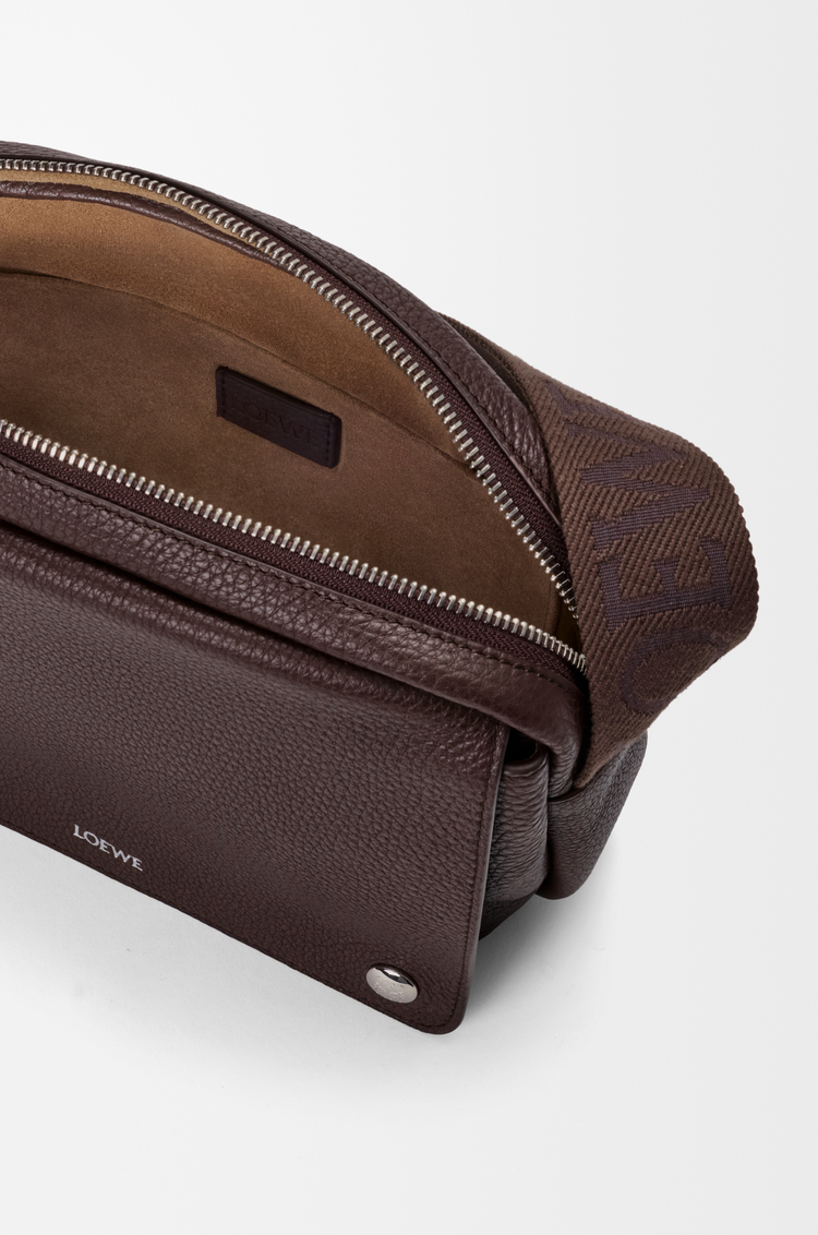 LOEWE 中号柔软粒面牛皮革 Pebble 邮差包 巧克力色