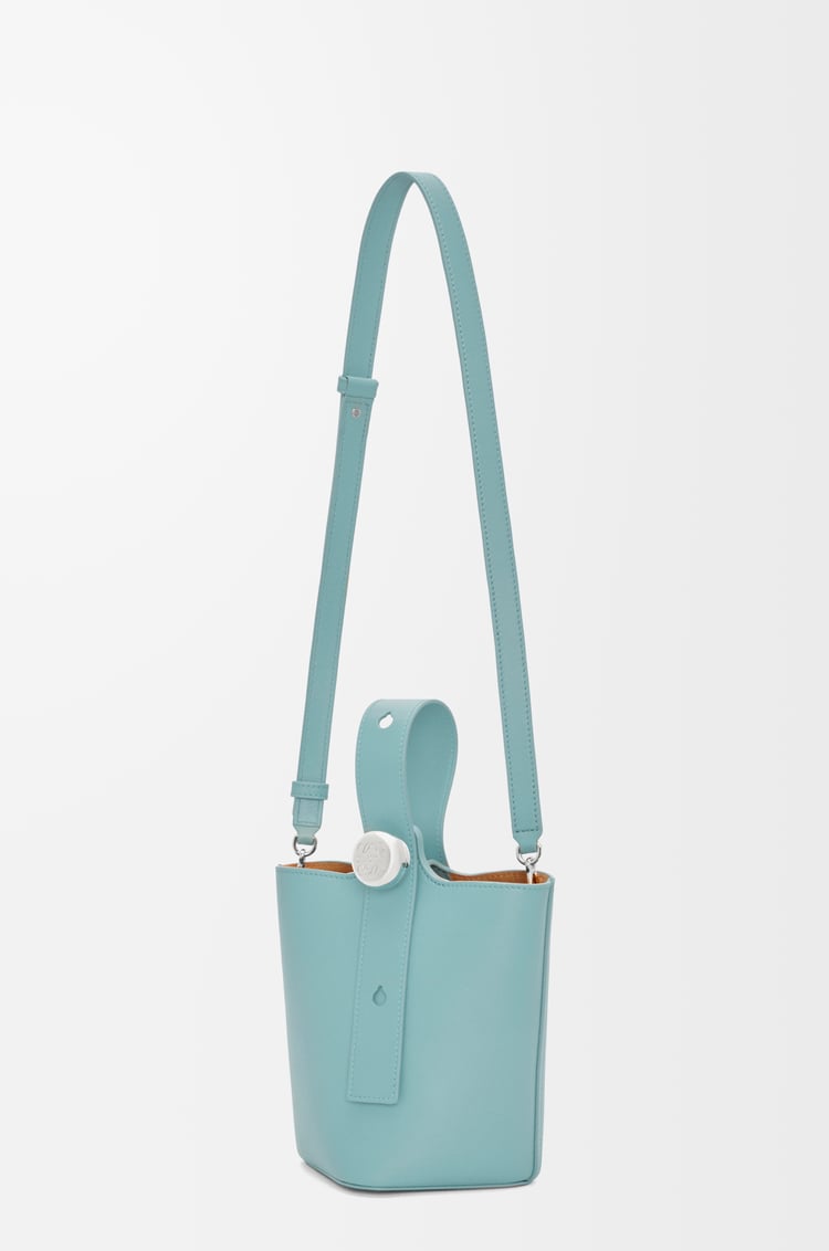LOEWE 迷你平滑小牛皮 Pebble 水桶包 水色