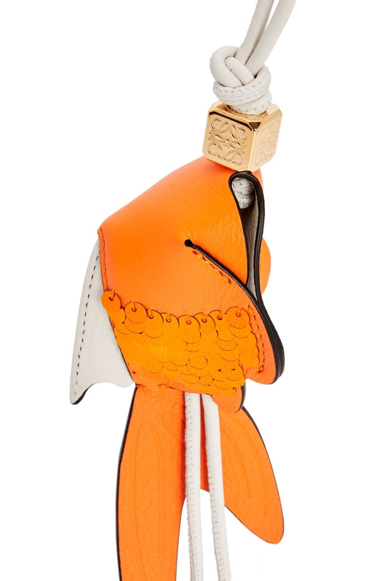 LOEWE Charm en forma de pez en piel de ternera Naranja/Blanco