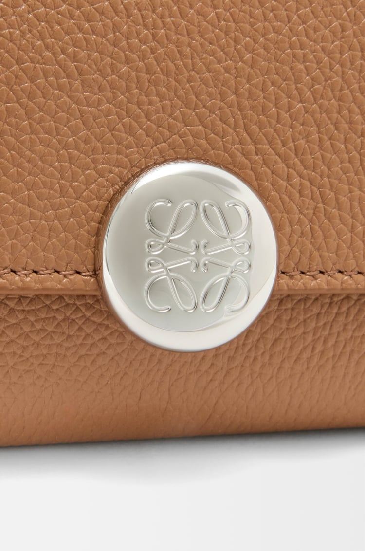 LOEWE Petit portefeuille vertical Pebble en cuir de veau grainé Moka