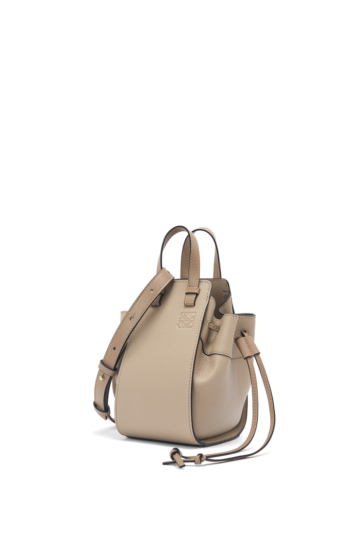 LOEWE Mini Hammock drawstring in soft grained calfskin 沙色