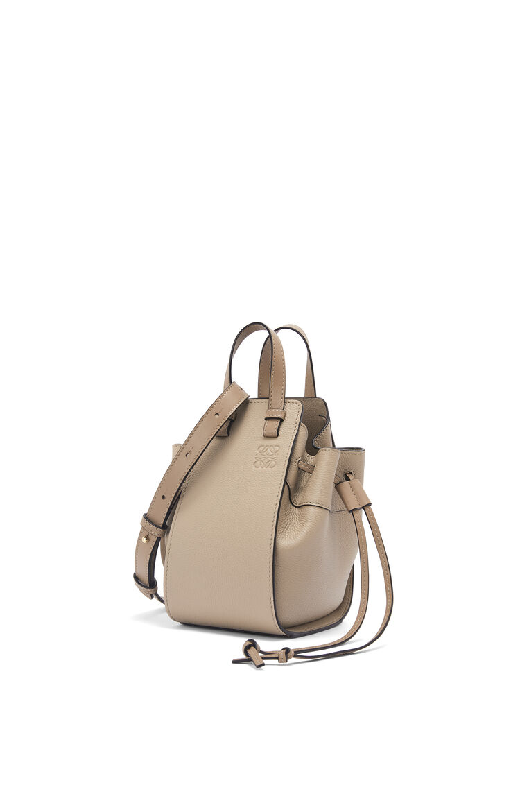 ハンモック ドローストリングバッグ ミニ（ソフトグレインカーフ） サンド LOEWE