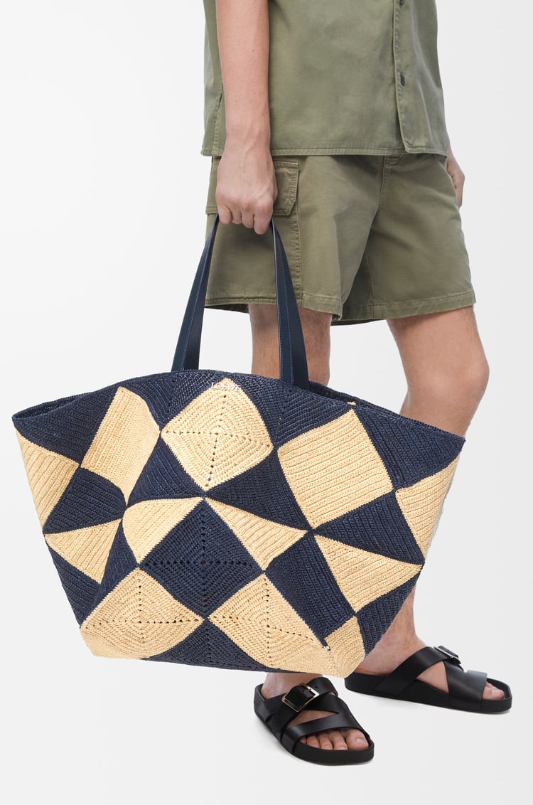 LOEWE Bolso Puzzle Fold Tote XXL en rafia Natural/Azul Marino