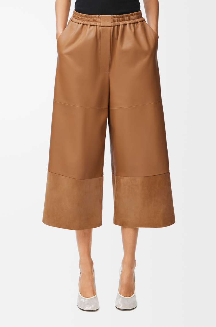 LOEWE Pantalón cropped en piel napa de cordero y ante de piel de cabra Toffee