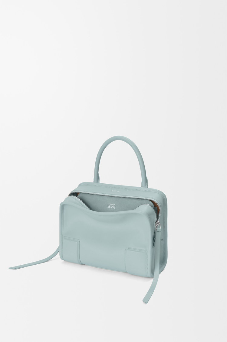 LOEWE Bolso Amazona 180 pequeño en piel de ternera suave Bruma Mineral