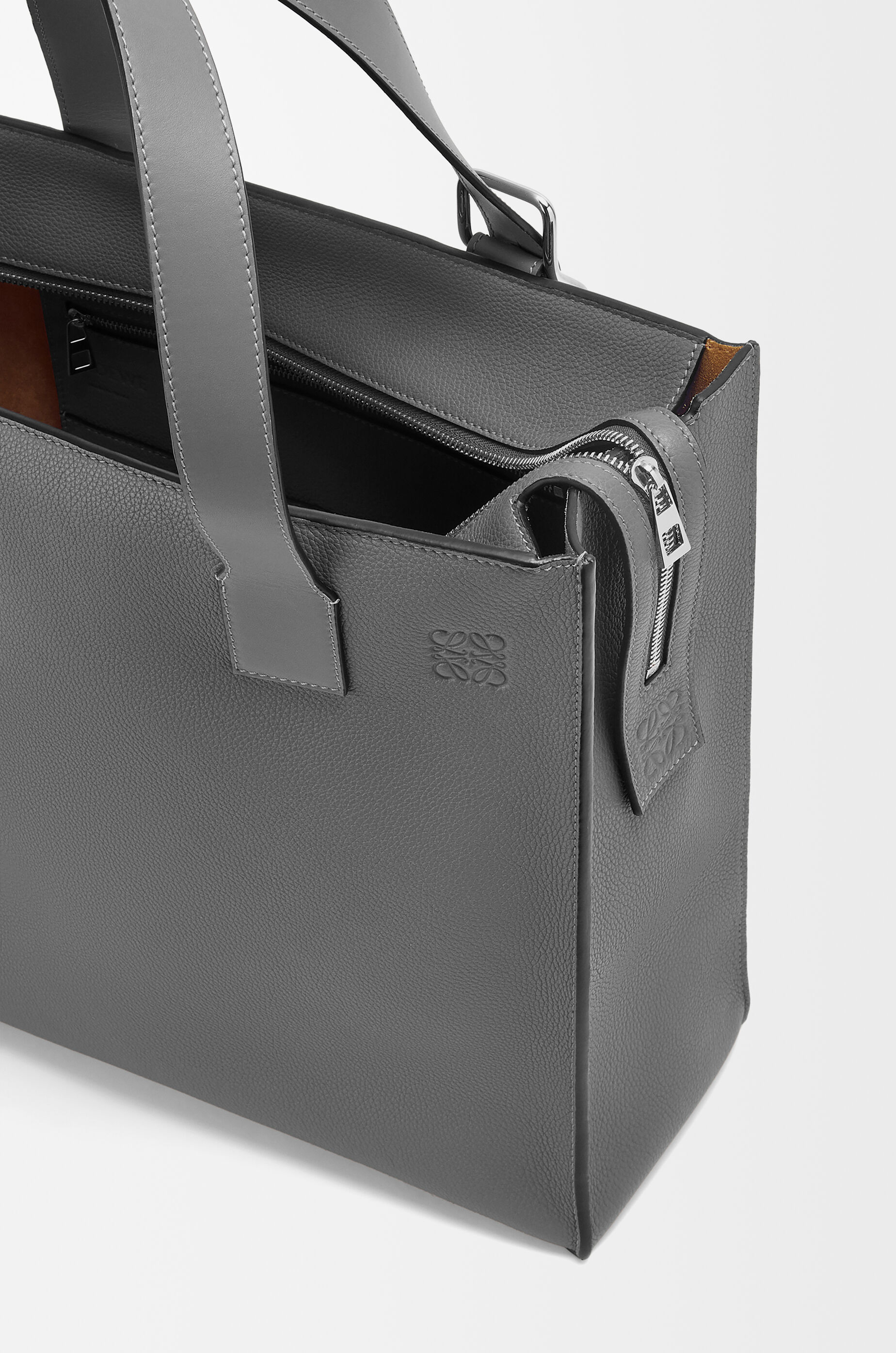 バックル ジップ トート（ソフトグレインカーフ） グレー - LOEWE